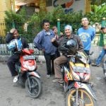 locals indonesie motor taxi