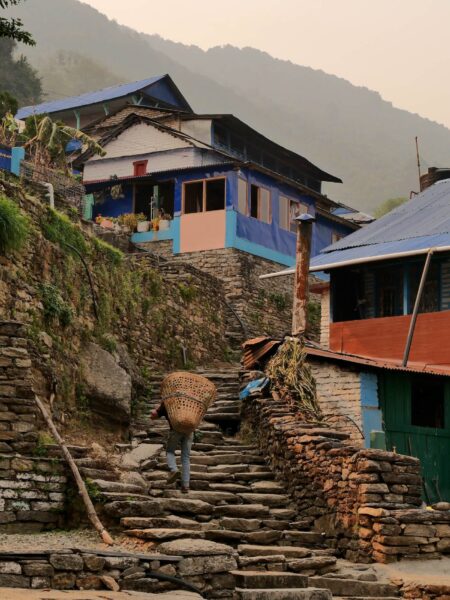 lokaal mannetje op trap in Himalaya