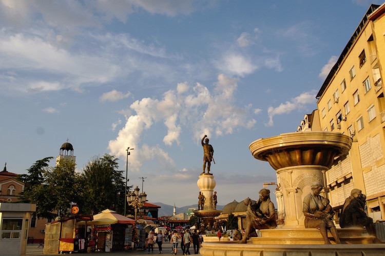 macedonie Skopje - Grote standbeelden met oude deel op achtergrond