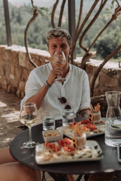man drinkt wijn in Toscane