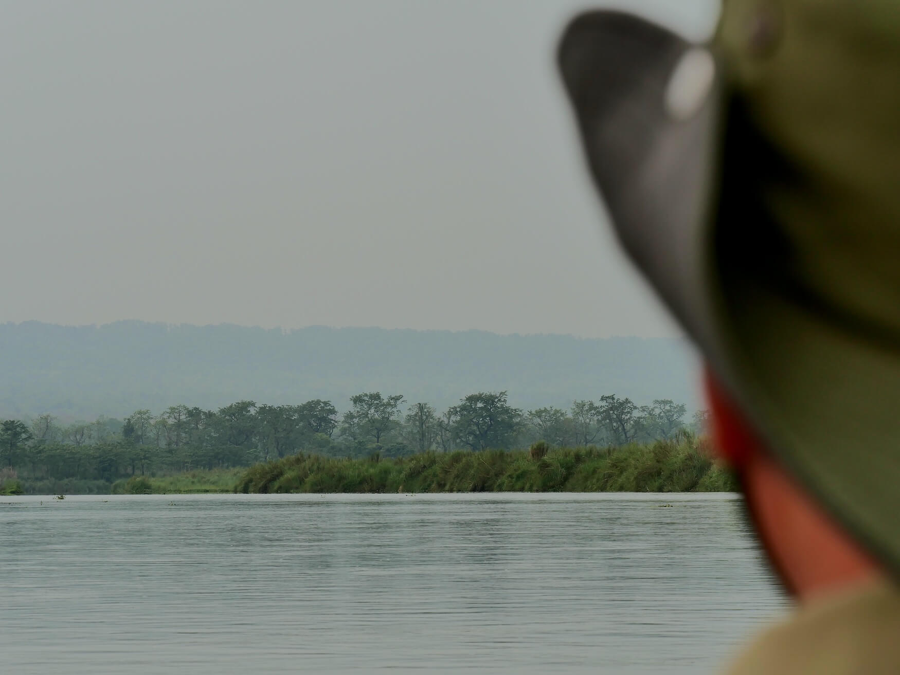 man kijkt uit over water, Chitwan National Park