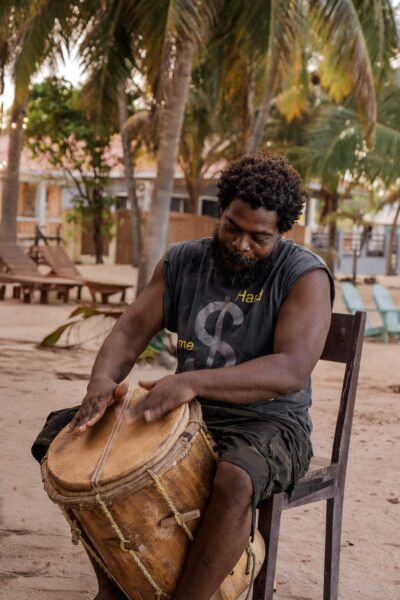 man met trommel in Hopkins, Belize