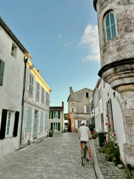 man op fiets op Ile de Ré
