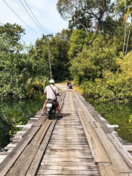 met de scooter op koh kood