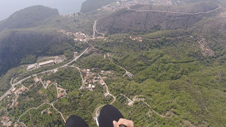 montenegro uitzicht tijdens paragliden budva