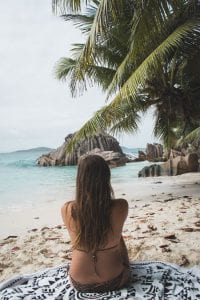 op het strand la digue seychellen_