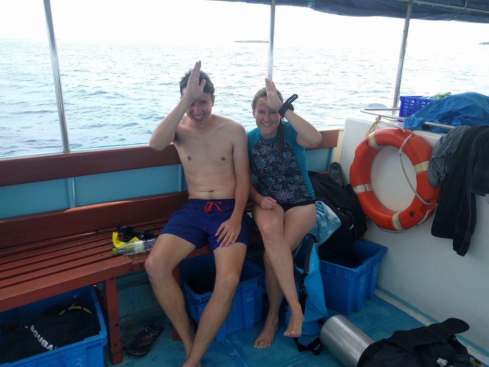 rashdoo malediven duiken Op de boot gebaar voor haai