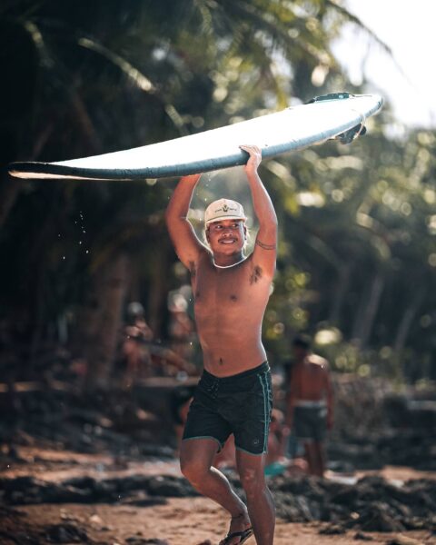 reisroute Filipijnen, surfer Siargao