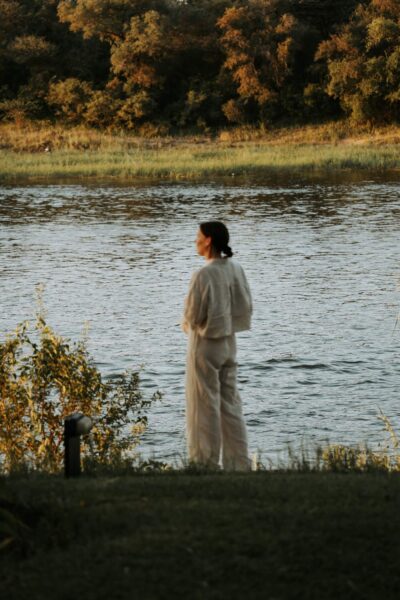 reisroute Namibië, Zambezi regio, vrouw bij rivier