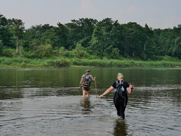 rivier oversteken in Chitwan National Park