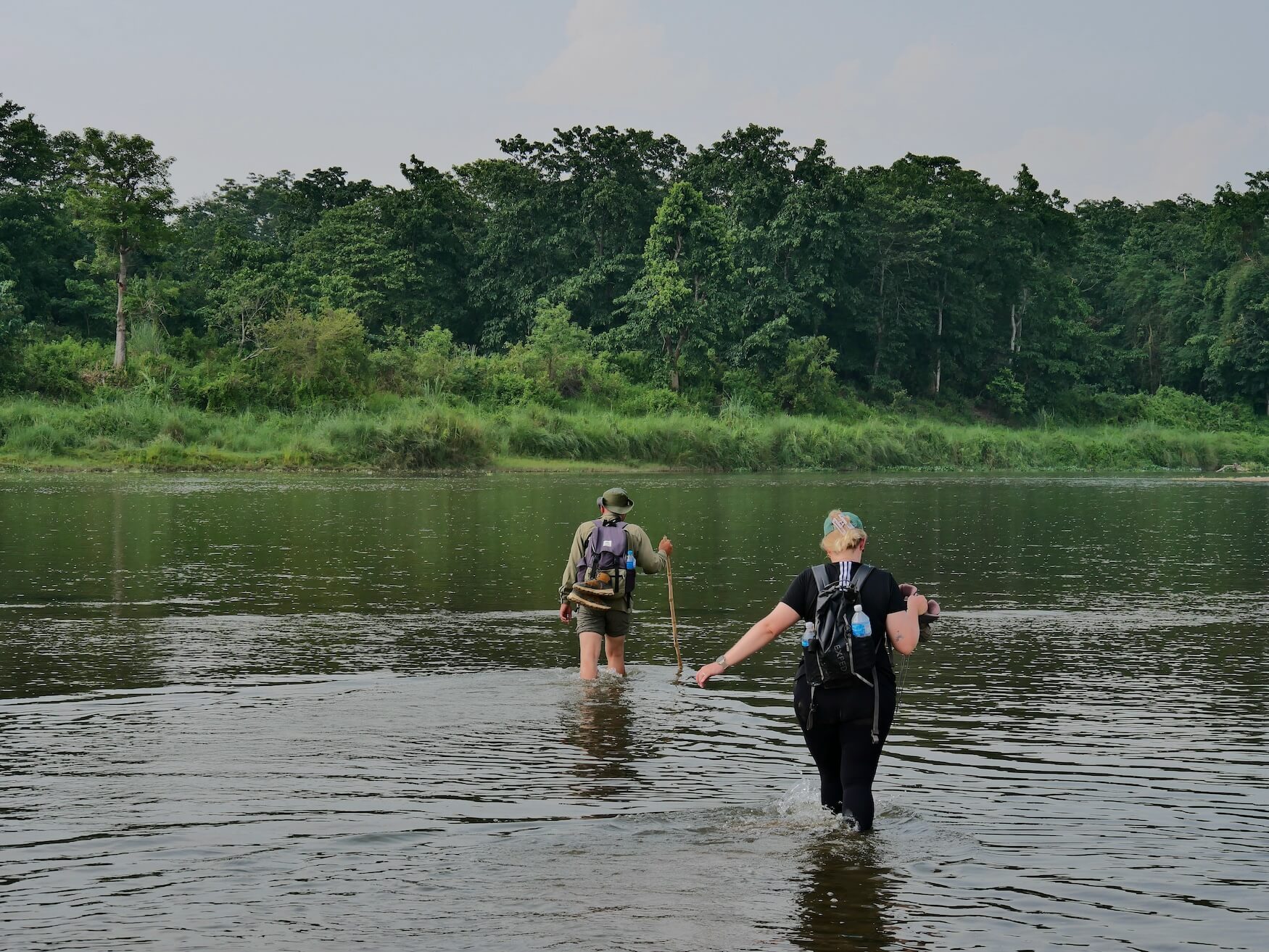 rivier oversteken in Chitwan National Park