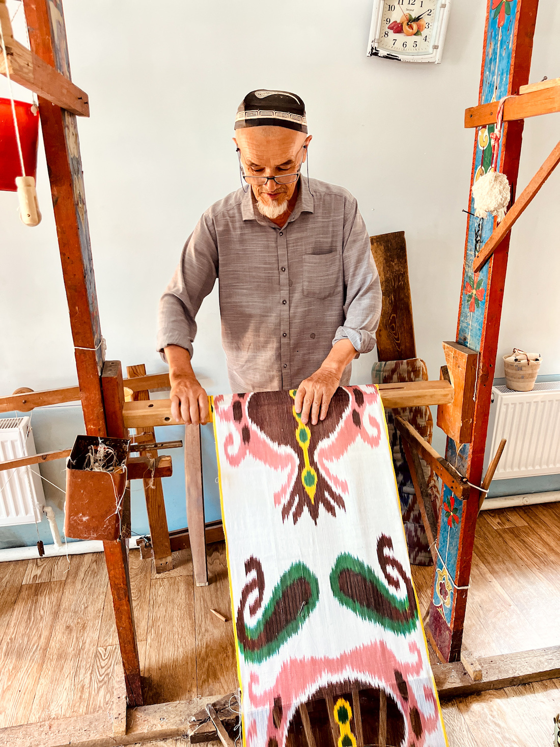 rondreis oezbekistan Yodgorlik zijdefabriek Kokand man