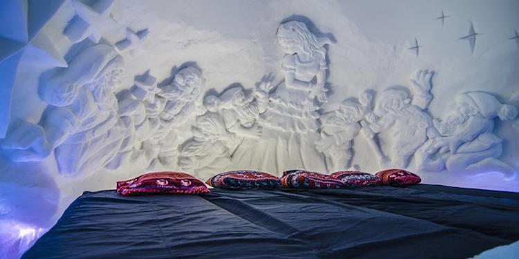 slaapkamer-in-een-icehotel-noorwegen