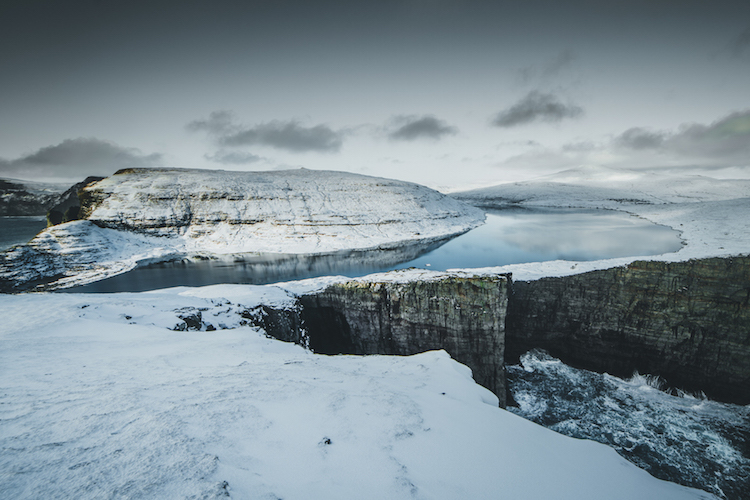 sneeuw winter in de Faroer Eilanden