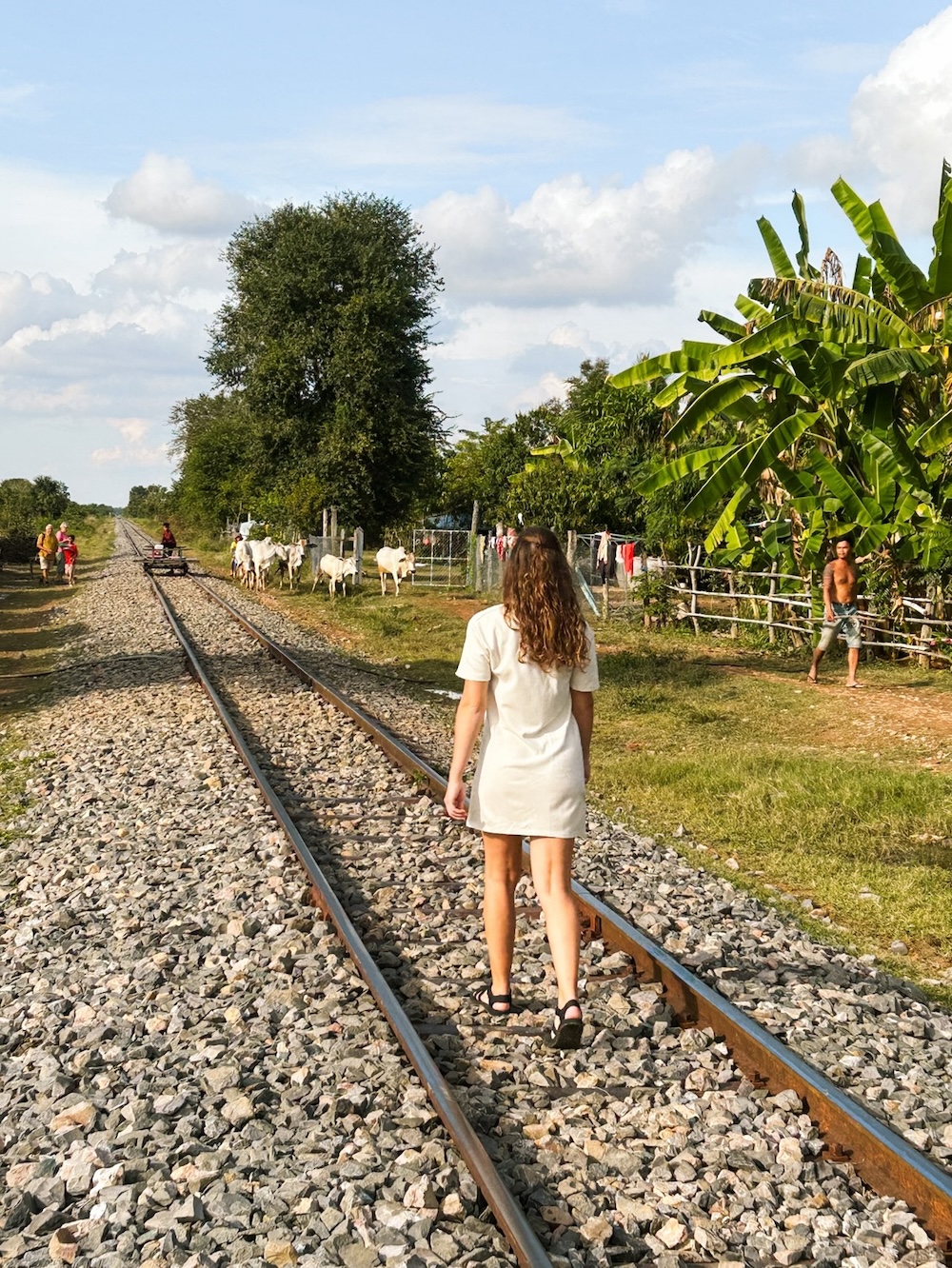 spoor door het platteland van cambodja