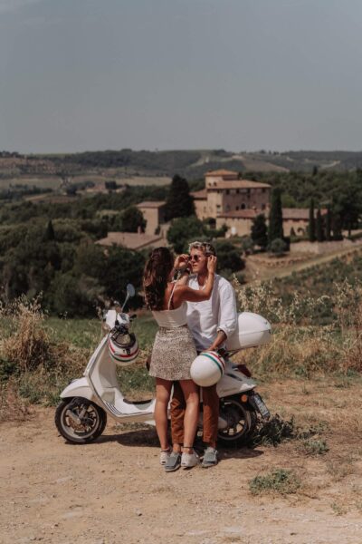 stel met vespa in Toscane