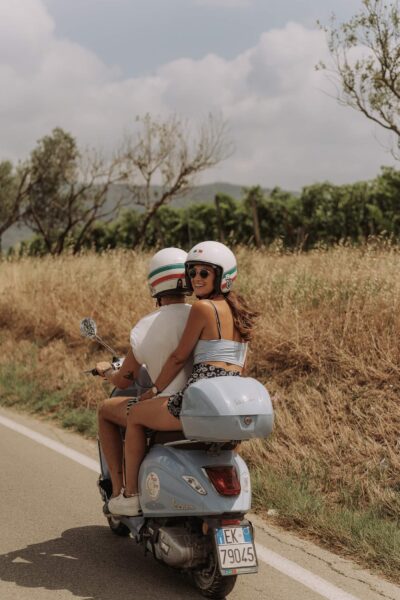 stel op scooter, roadtrip Toscane