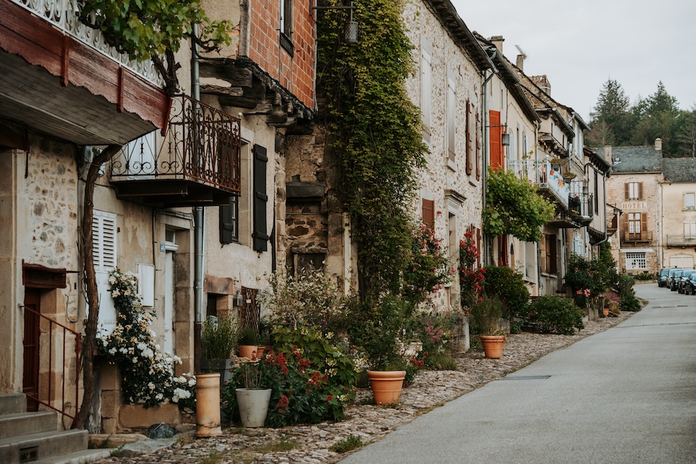 straatje met bloemen, aveyron