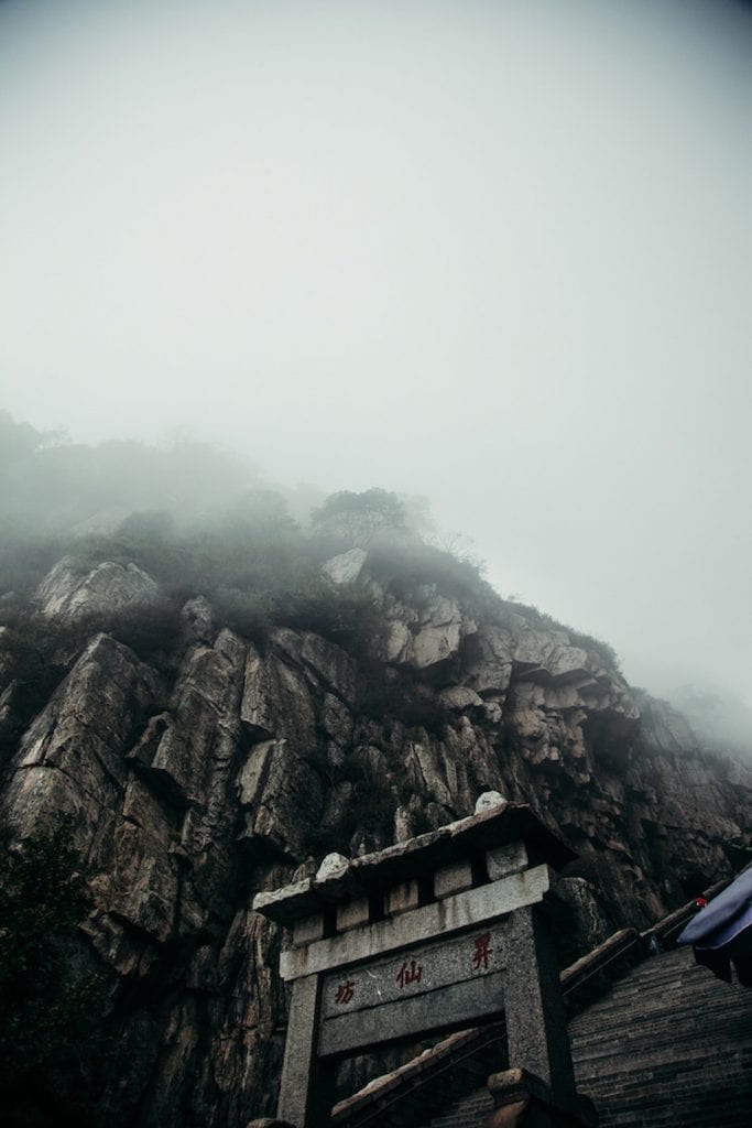 taishan heilige berg china mistig wolken