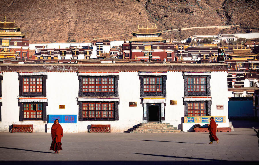 tempel huizen complex tibet backpacken tim