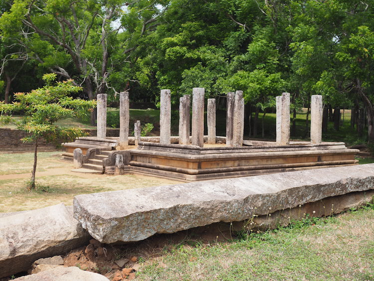 tempel met Moonstone anuradhapura sri lanka