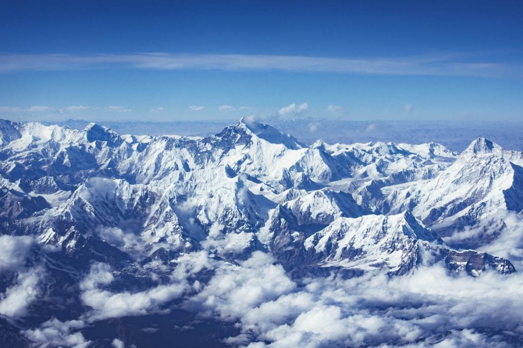 tibet besneeuwde bergtoppen