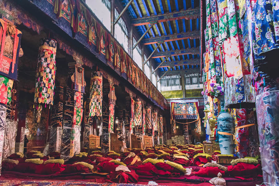 tibet binnen tempel backpackreis