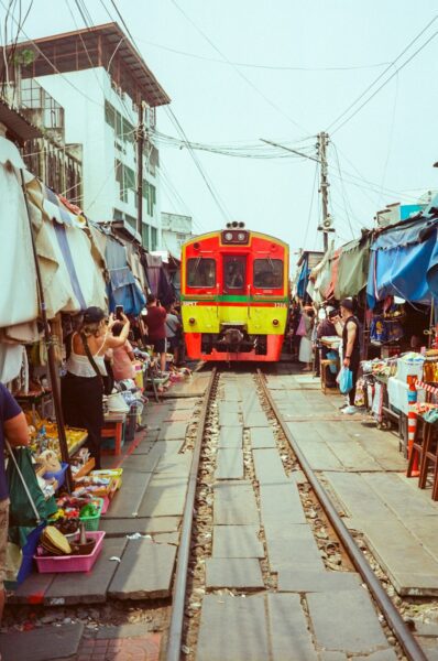 trein Maeklong market bangkok