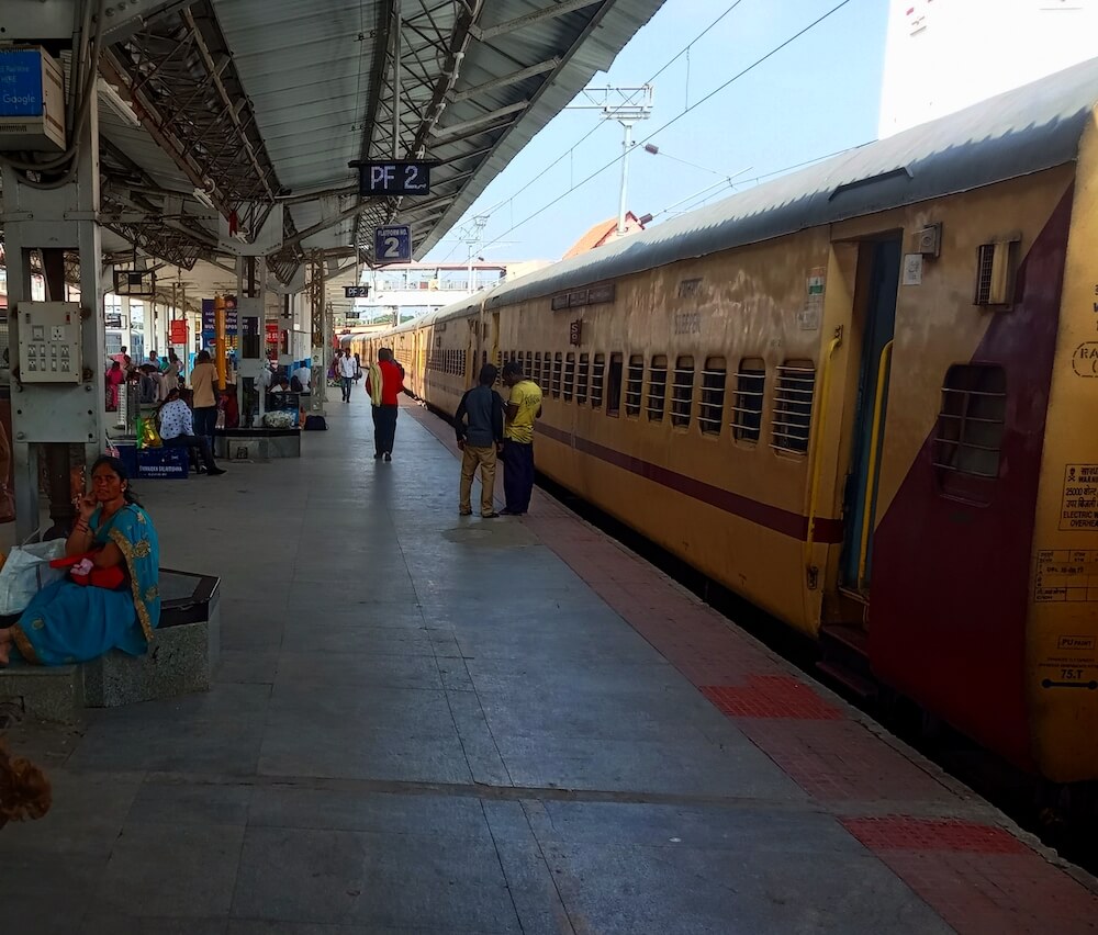 trein india op het treinstation