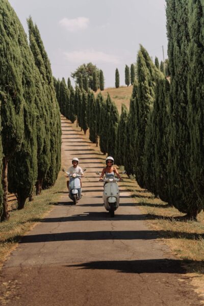twee vespa's tussen cipressen Toscane
