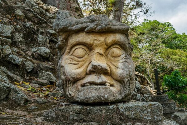 uitgehouwen beeld oude man Copan