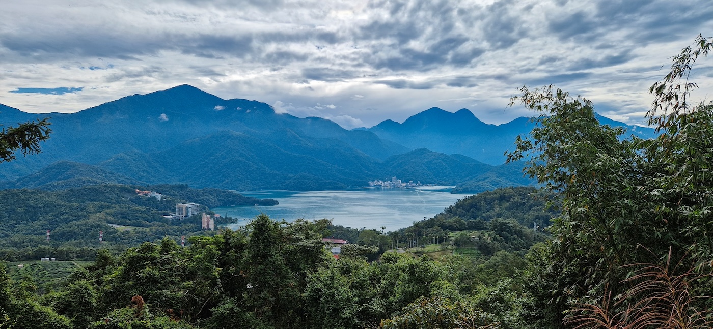uitzicht bergen en Sun Moon Lake