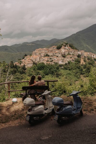 uitzicht op mooi dorpje, Toscane