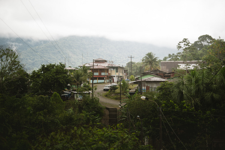 uitzicht over het dorpje manu jungle