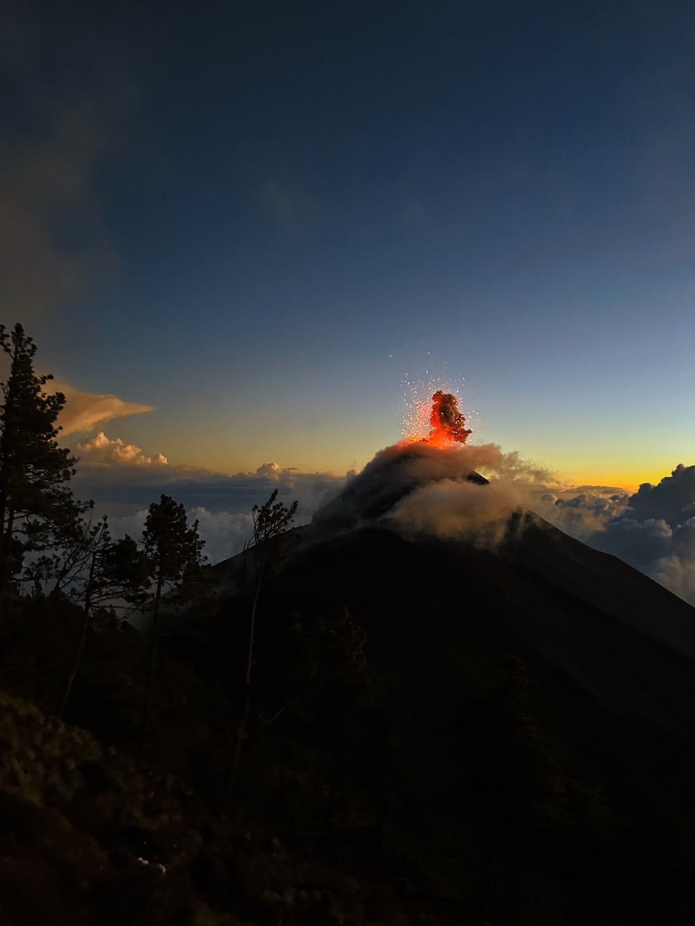 uitzicht vanaf Acatenango op Fuego