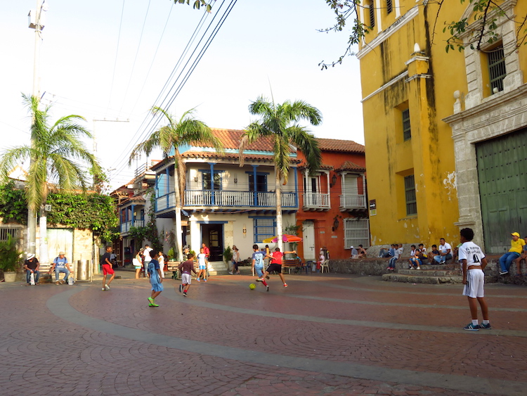 vakantie colombia tips kust Voetbal in Cartagana