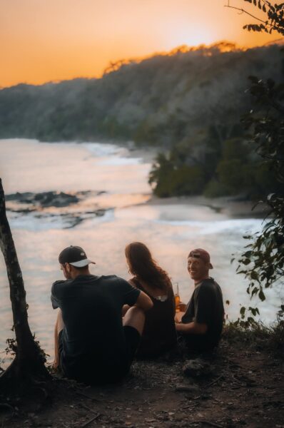 vriendengroep bij kust costa rica
