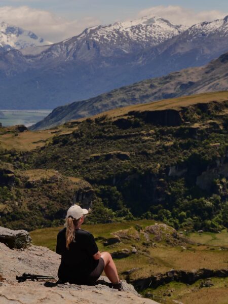 vrouw bij uitkijkpunt Rocky Mountains Wanaka
