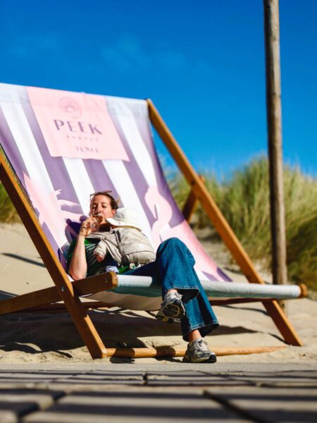 vrouw drinkt wijn op texel