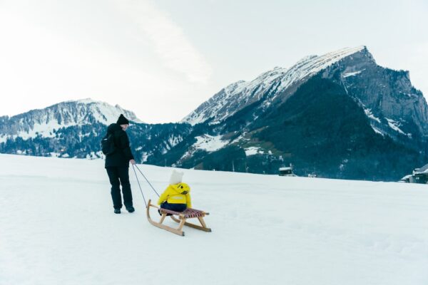 vrouw en kind met slee, Bregenzerwald