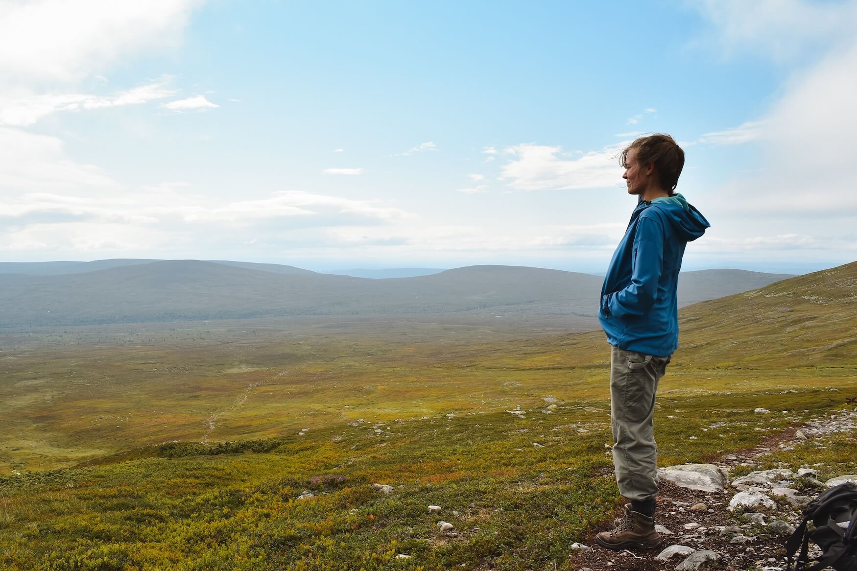 vrouw in landschap Zweden