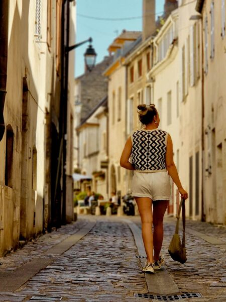 vrouw in straatje Beaune