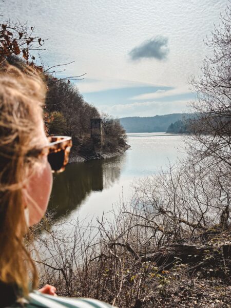 vrouw kijkt uit over meer Eifel