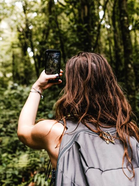 vrouw maakt foto in jungle