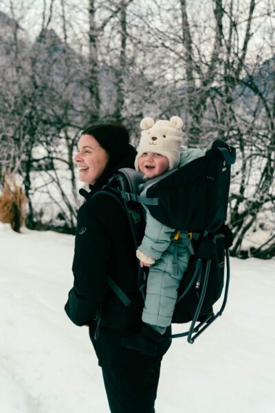 vrouw met kind in rugzak