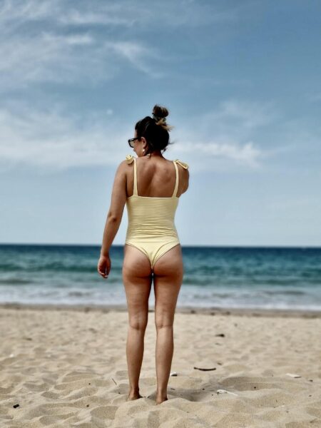 vrouw op strand, Ile de Ré