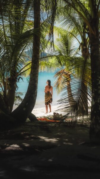 vrouw op strand Santa Catalina Panama