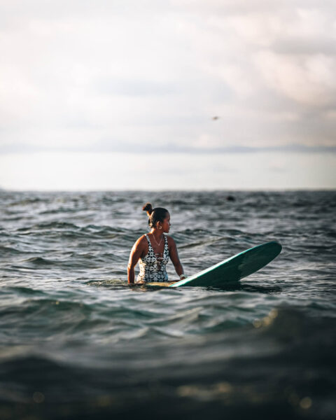 vrouw op surfplank in zee, Siargao