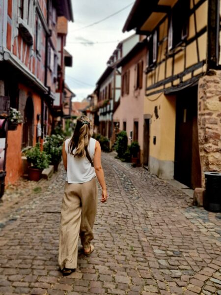vrouw wandelen in straten Colmar