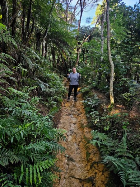 vrouw wandelt Dukes Nose
